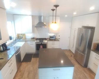 Newly remodeled 3 bedroom 3 bath home. Only 15 minutes from Malibu beaches! - Agoura Hills - Kitchen