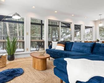Hudson Valley and The Berkshires Getaway - Hillsdale - Living room