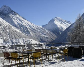 Waldhotel Fletschhorn Panoramic Retreat in Saas Fee - Saas-Fee - Patio