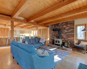 Cozy Mt. Home Tucked Away yet Close to Everything! - Intervale - Wohnzimmer