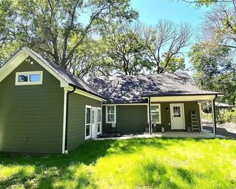 Private Cedar Creek Lake House - Waterfront! Quiet! - Mabank - Building