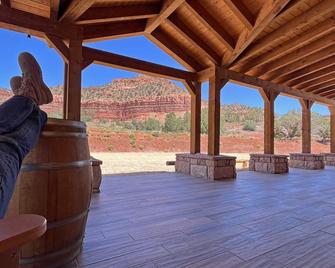 Guest suite attached to private home inspired by national park lodges - Kanab - Patio