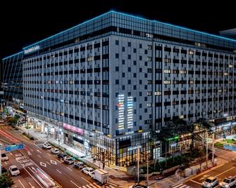 Days Hotel & Suites by Wyndham Incheon Airport - Incheon - Building