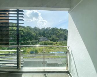 Koohen Co Ae1 - Kota Kinabalu - Balcón