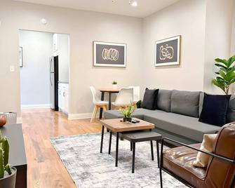 Ideal 1-Bedroom Stay - Chicago - Living room