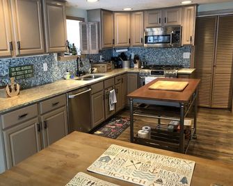 Charming Lake House on Beautiful Lake Independence - Medina - Kitchen