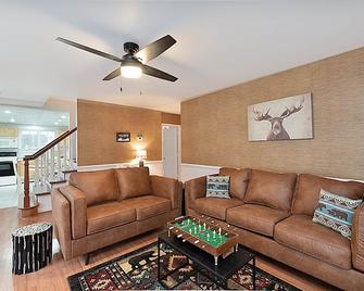 Jackson River Estate Cozy Cottage on the River - Covington - Living room