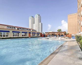 Steps to Beach Beach Haven with Shared Amenities - South Padre Island - Pool