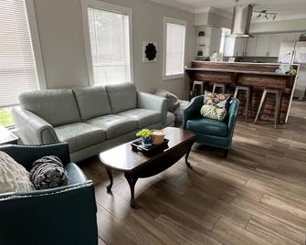 Spacious Bungalow fully fenced with Hot tub, Basketball, Ping pong table & BBQ - Zephyrhills - Living room