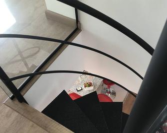 Aischa Hum cover, beautiful with a charming look - Sao Paulo - Stairs