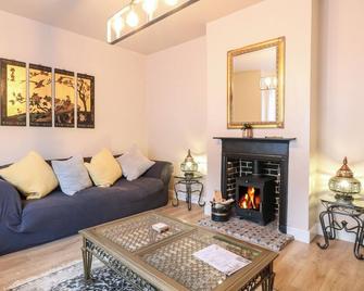 Grosvenor House, Pet Friendly, Character Holiday Cottage In Lowestoft - Lowestoft - Living room
