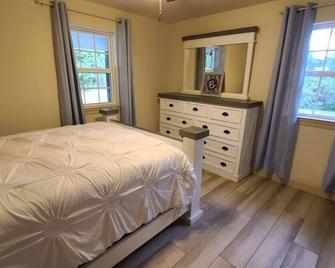 Farm House stay with soaking tub and hot tub barn - Hammond