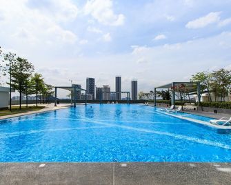 Encorp Strand Residences by Airhost - Kota Damansara - Pool