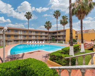 Quality Inn Piedras Negras - Piedras Negras - Pool