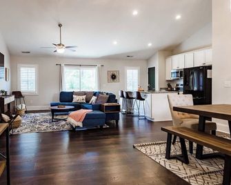 A Home in One ️ Sleeps 10 & Table - Pinehurst - Living room