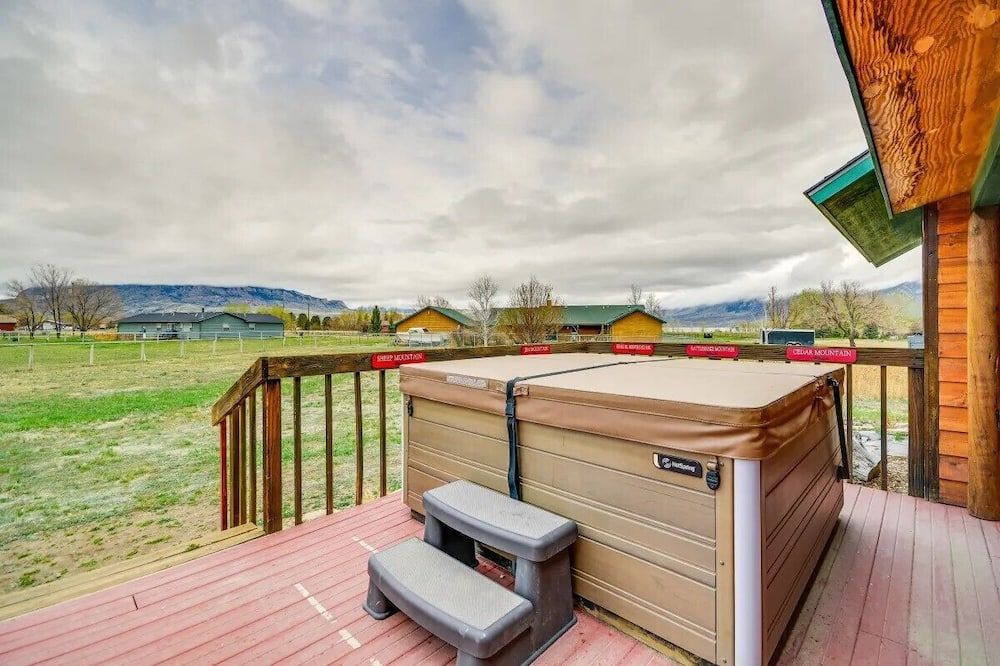 Cody retreat with a view and hot tub - Cody - Pool