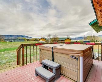 Cody retreat with a view and hot tub - Cody - Pool