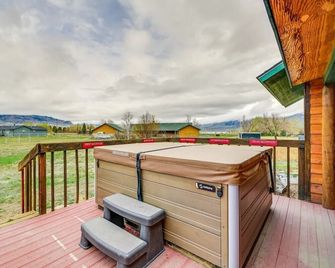 Cody retreat with a view and hot tub - Cody - Pool