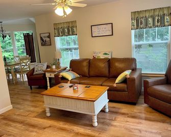 Serenity at Point Sebago -Club Sebago Way. - Casco - Sala de estar