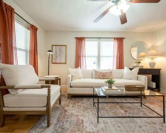 Family Neighborhood - Full Yard - Parking - Greenwood - Вітальня