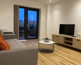 Triple t homes Cosy 2 bedroom Apartment with balcony - Ilford - Soggiorno