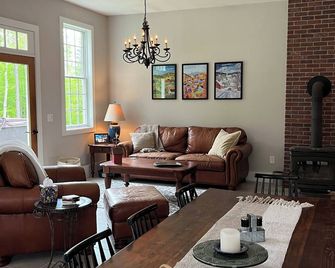 Spacious Mountain Retreat With Hot Tub, Fire Pit & Hiking Trails - Pownal - Sala de estar