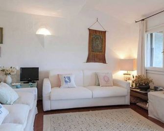 House First 75 Sq. M. Residence 'Cala Ruja' Via Monti Di Mola Location Abbiadori - Abbiadori - غرفة معيشة