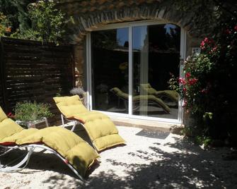 Charming self-catering stone cottage in the UZES region with shared swimming pool - Pougnadoresse - Patio