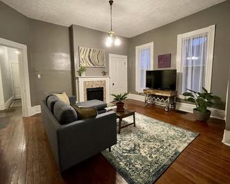 Large Two Bedroom Apartment in Downtown Lexington near Rupp Arena - Lexington - Living room