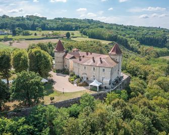 Les Dépendances du Château Chapeau Cornu - Vignieu