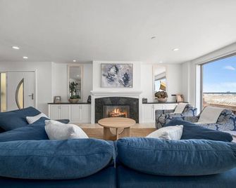 Ocean Views in Long Beach - Long Beach - Living room