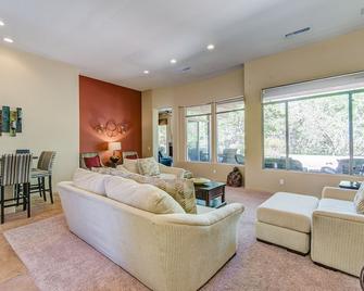 Sedona Village Golf Retreat is a Stunning Property on the Golf Course! - Village of Oak Creek - Sala de estar