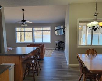 Quiet Lake Front Home on Sugar Creek/Elk River - Athens - Dining room