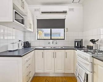 'The Grange' Coastal Charm near Henley Beach - Seaton - Cocina