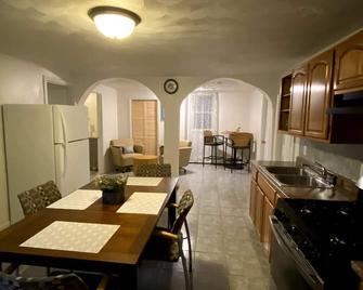 Glorious Suite Near Downtown With Washer - Gloucester - Dining room