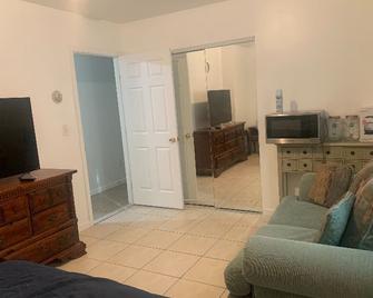 Charming 1-bedroom with Separate Entrance in peaceful Keyport - Keyport - Living room