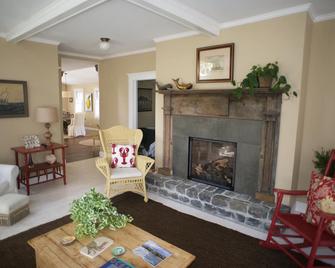Northbound Whale - Beautifully restored turn of the century charmer - Little River - Living room