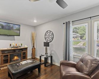 Charming 2-bedroom house Dynasty - קנזס סיטי - סלון