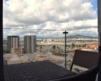 E1 Gem: Modern Studio Retreat - Gibraltar - Balcony