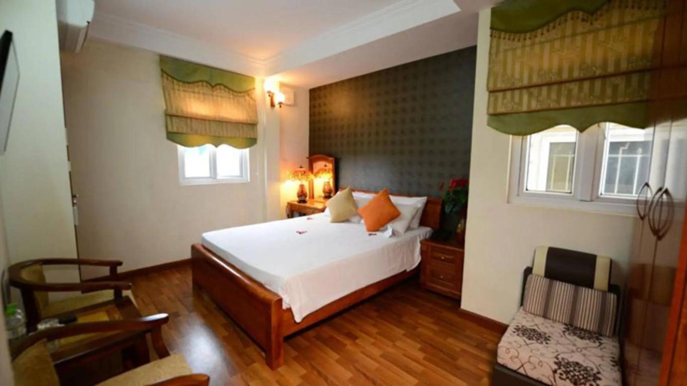 Holiday Lakeview Hotel