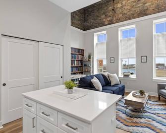 The Graduate: Lakeside Charm in Downtown - Racine - Living room