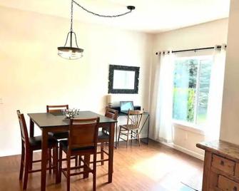 Private Suite. Your Home away from Home - Kamloops - Dining room