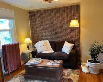 The Serendipity Spot - Great Barrington - Living room