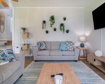 Schooner and Whoop-Ti-Do Cottages: Private Beach on Silver Lake! - Mears - Sala de estar