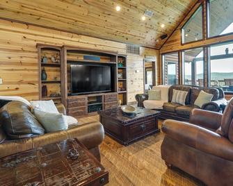 Cabin with Game Room and Hot Tub in Broken Bow! - Broken Bow - Living room