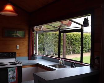 Amazing views and right on the beach - Whangaparaoa - Kitchen