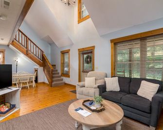 Canadian Hemlock . Trailside Lodging - Millersburg - Living room
