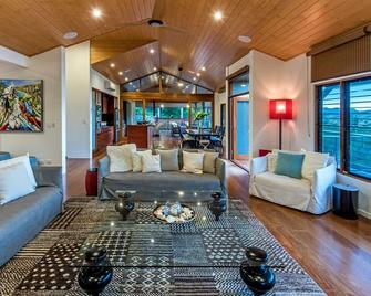 Indulge in the Lap of Luxury, Iluka is Your Private Ocean-view Haven on Half an Acre with Infinity Pool and Two Golf Buggies - Hamilton Island - Living room