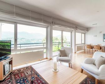Aldesago City View by Quokka 360 - flat with a breathtaking view - Lugano - Living room