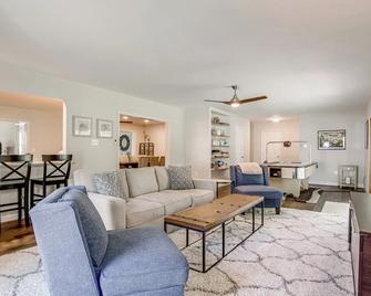 Waterfront Retreat Less Than 4 Mi to Dtwn Cambridge! - Cambridge - Living room